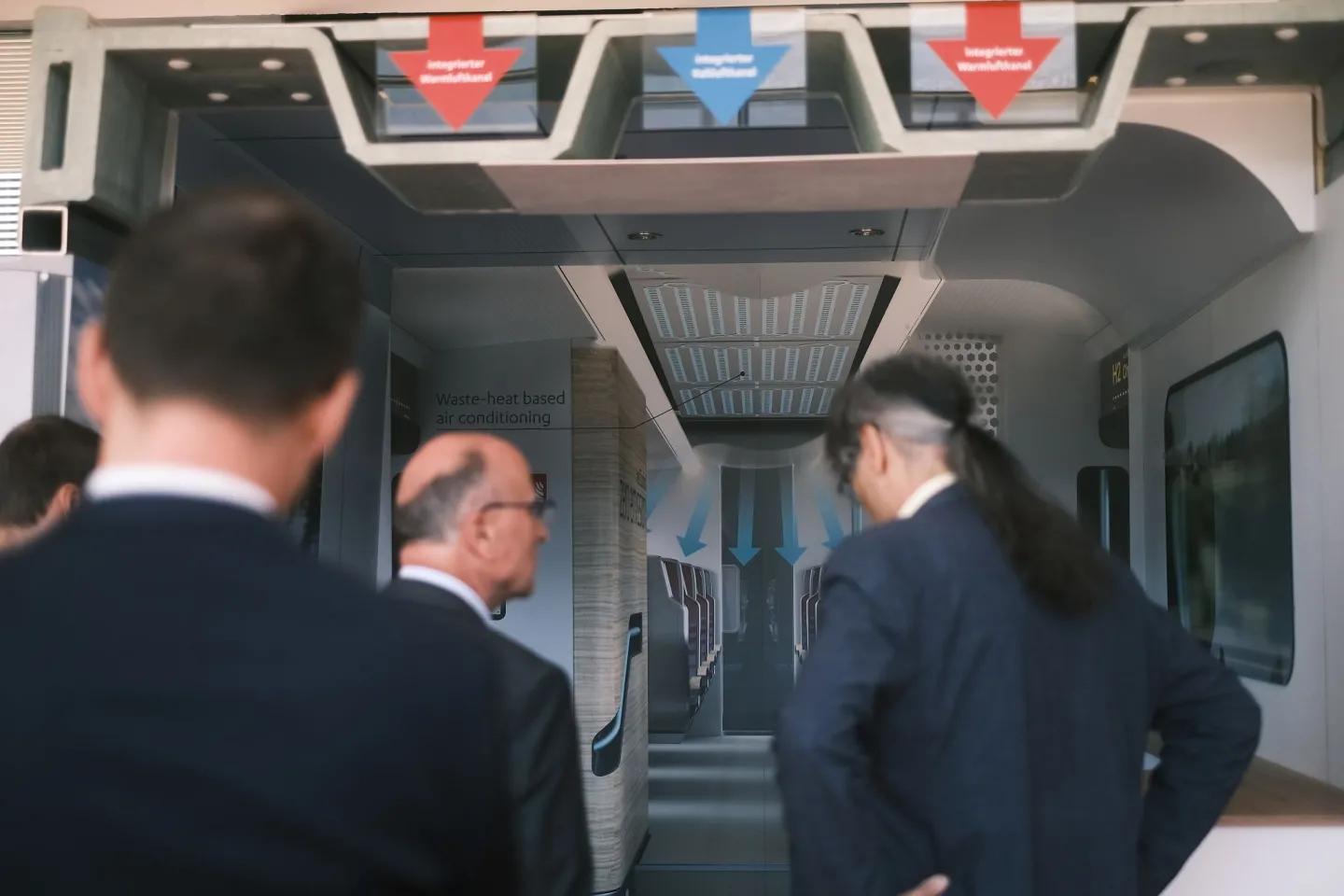 Detailansicht des hochwertigen Schienenfahrzeug-Messemodells von HÖRMANN Vehicle Engineering für Lehre und Forschung an der WHZ Zwickau