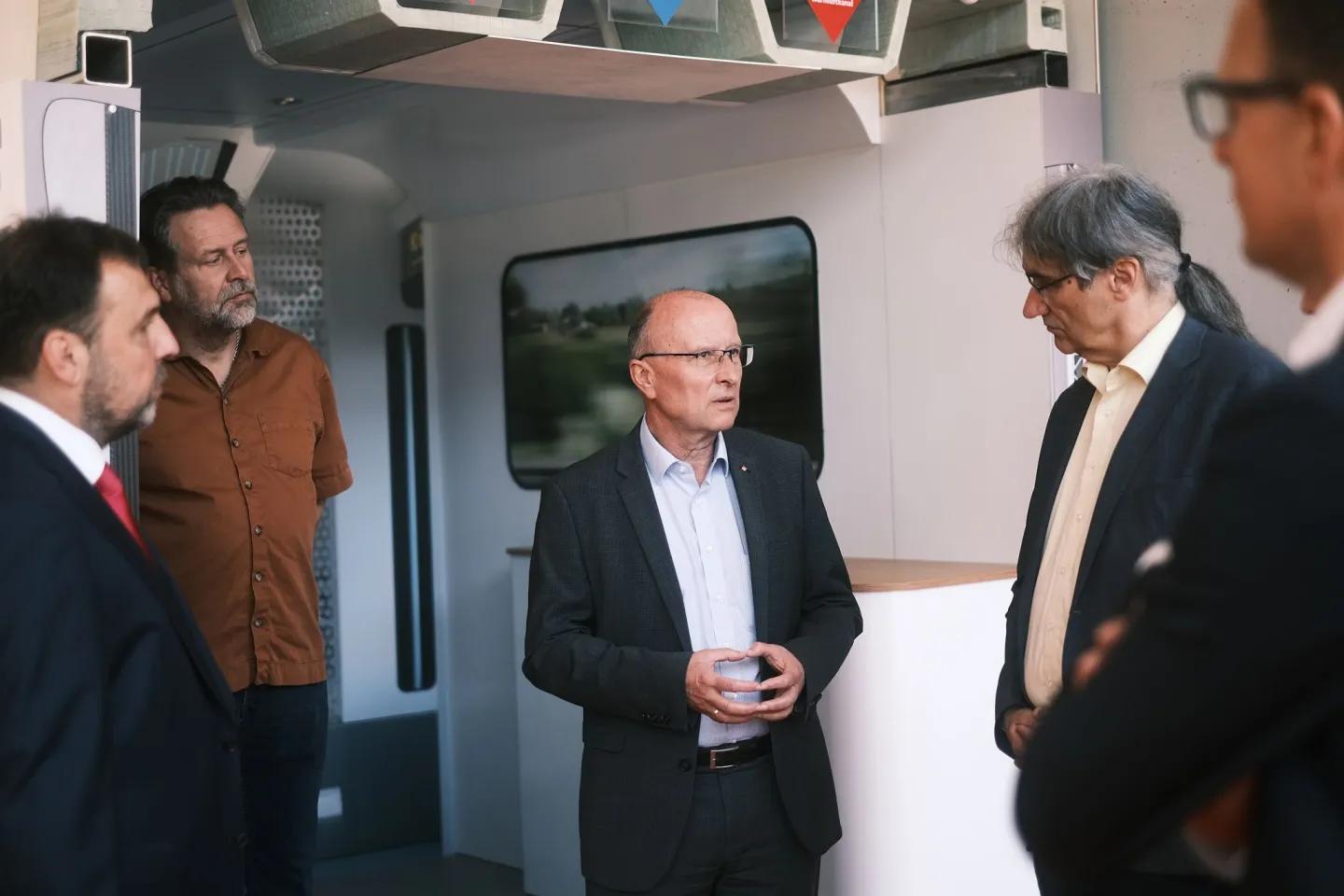 Frank Salzwedel, CEO von HÖRMANN Vehicle Engineering, übergibt Messemodell an Prof. Dr.-Ing. Stephan Kassel, Rektor der WHZ, und Prof. Dr.-Ing. habil. Michael Scheffler, Dekan der Fakultät Kraftfahrzeugtechnik
