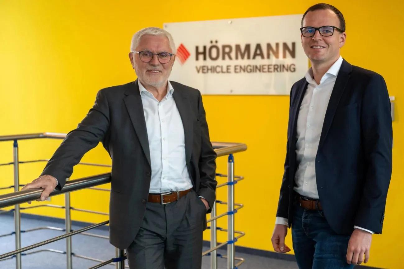 Dr. Volkmar Vogel und Stefan Prager HÖRMANN Vehicle Engineering Patent Wasserstoff Brennstoffzelle Energiespeicher Innovativer Wasserstoff-Radspeicher und elektrischer Radantrieb, der Bauraum im Fahrzeugrad nutzt, um längere Betriebszeiten für Land- und Baumaschinen zu ermöglichen