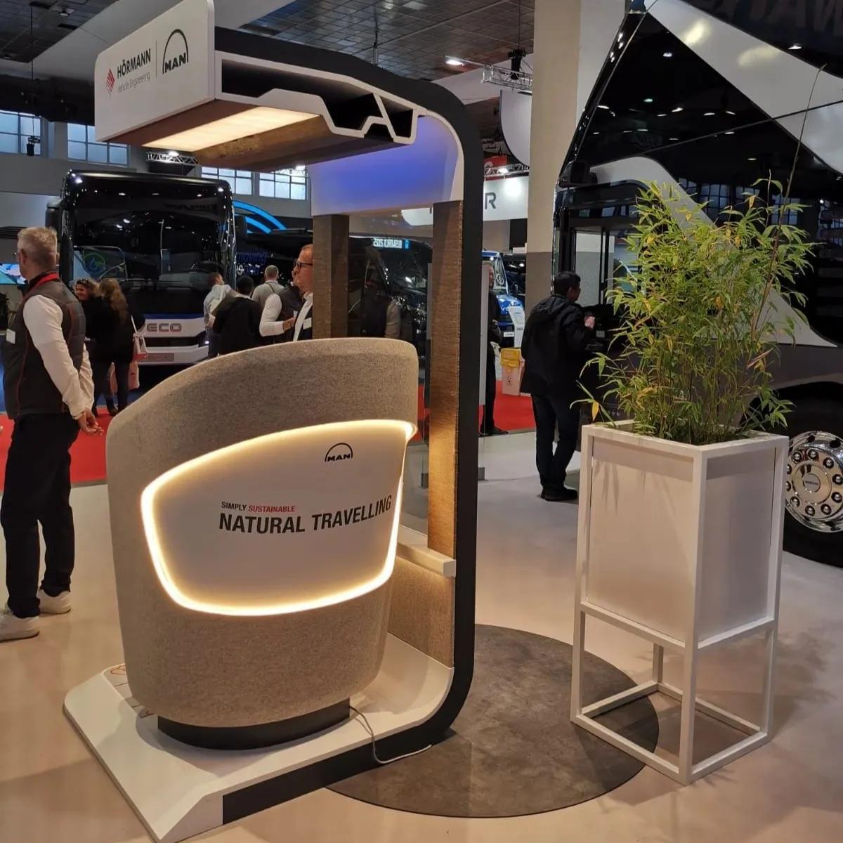 Innovation Corner Sitz Mockup von HÖRMANN Vehicle Engineering auf der Busworld 2025 – zukunftsweisendes Interieurkonzept für nachhaltiges Reisen