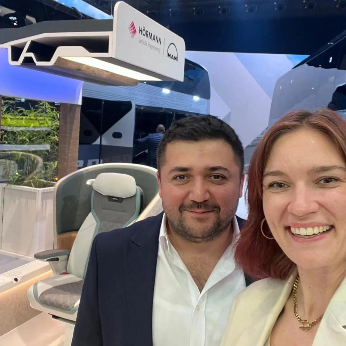 Innovation Corner Sitz Mockup von HÖRMANN Vehicle Engineering auf der Busworld 2025 – zukunftsweisendes Interieurkonzept für nachhaltiges Reisen